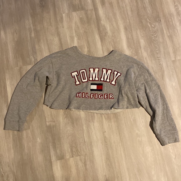 VINTAGE TOMMY HILFIGER CROPPED CREWNECK - Picture 2 of 3